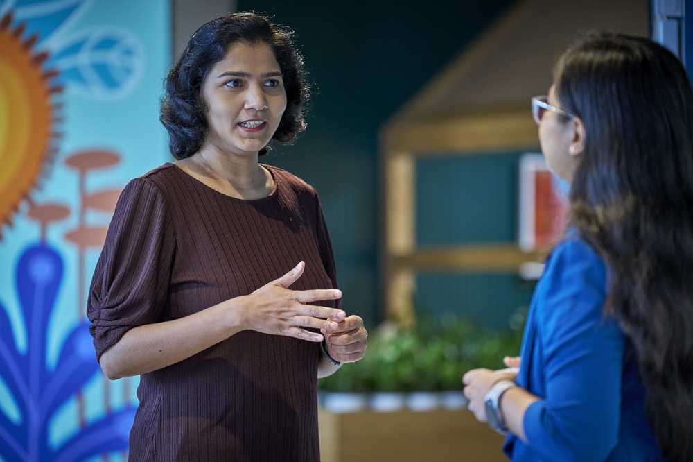 Two employees having a discussion.